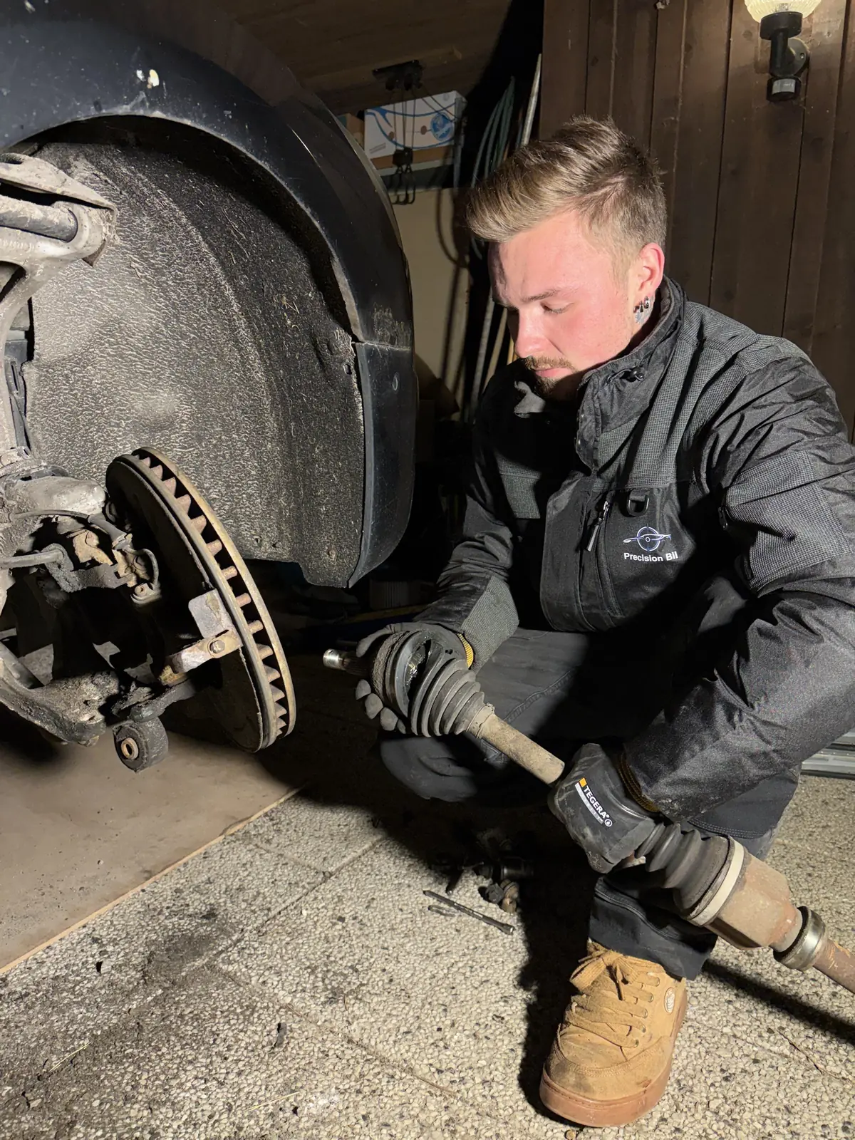 Isac på Precision Bil byter drivaxel på en kunds bil